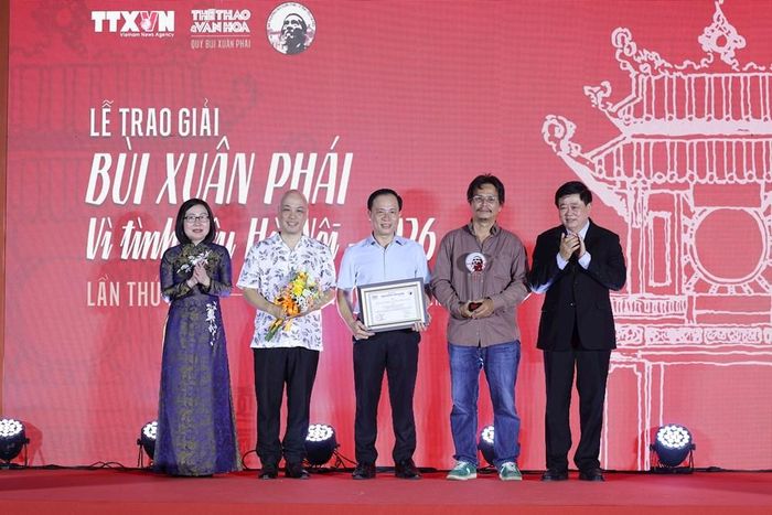Trao giải hạng mục Tác phẩm cho vở cải lương “Người con gái Hà Thành” của Nhà hát Cải lương Hà Nội