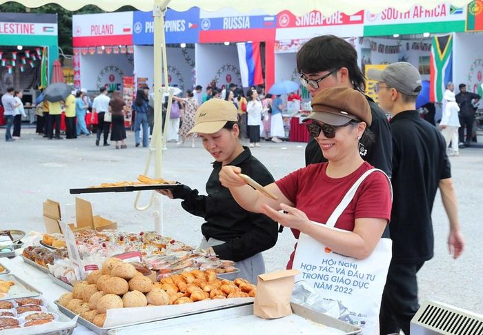 Người dân hào hứng khám phá các món ăn tại gian ẩm thực của Lễ hội