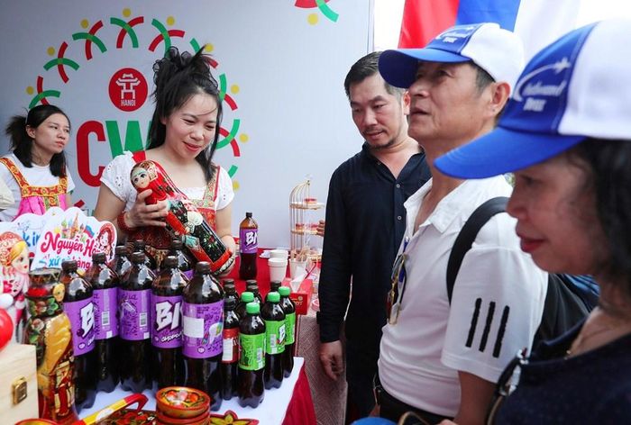 Người dân và du khách tham quan, tìm hiểu các gian hàng tại Lễ hội