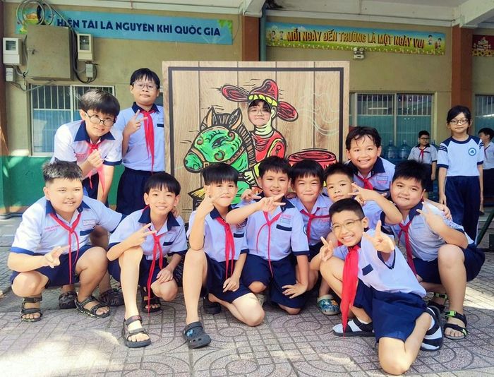 Các bạn nhỏ hào hứng tham gia check in tại "Trạm sử - Vinh quy bái tổ"