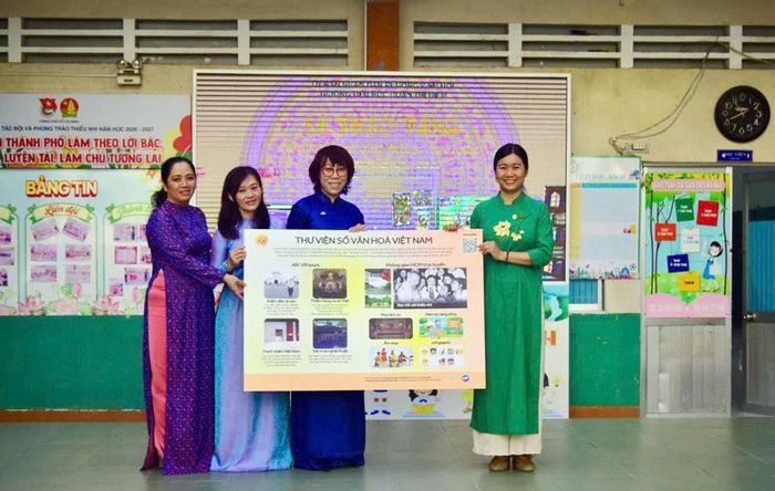 Đại diện dự án S-Gallery trao tặng bảng Thư viện điện tử văn hóa S-Gallery cho Ban Giám hiệu Trường Tiểu học Đoàn Thị Điểm
