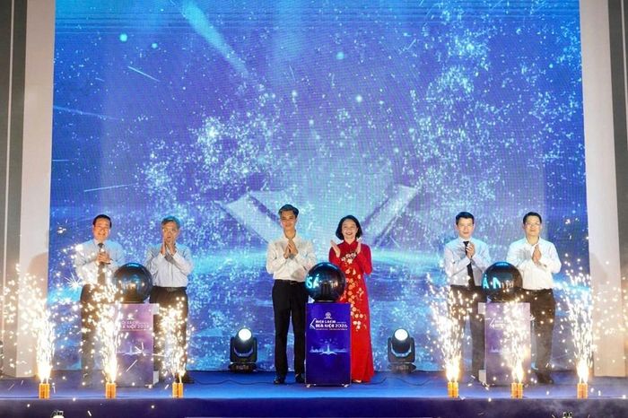 Các đại biểu thực hiện nghi thức bấm nút khai mạc "Hội Sách Hà Nội lần thứ XI - năm 2026"