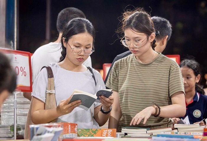 Không gian Hội sách Hà Nội thu hút đông đảo các bạn trẻ