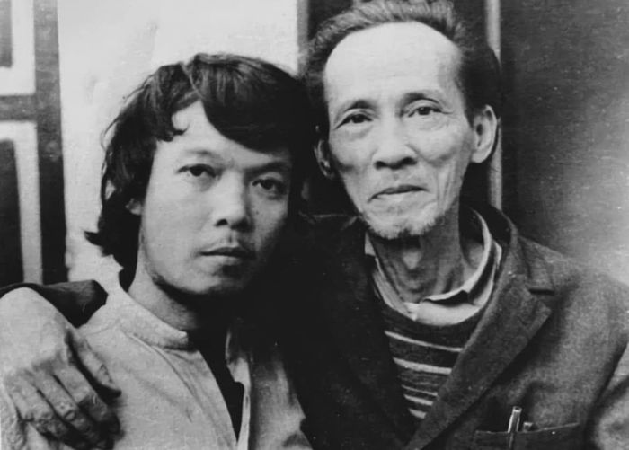 Họa sĩ Thành Chương (trái) cùng với danh họa Bùi Xuân Phái. Ảnh: NVCC