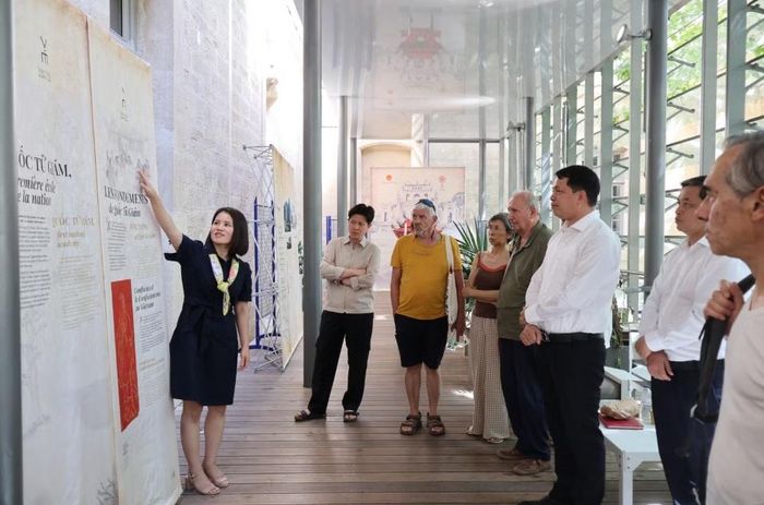 Các đại biểu quốc tế chụp ảnh lưu niệm tại không gian triển lãm “Quốc Tử Giám - Trường Quốc học đầu tiên của Việt Nam (1076-2026)” được tổ chức tại khu vườn mùa đông của cơ sở Saint-Charles. Ảnh: BTC