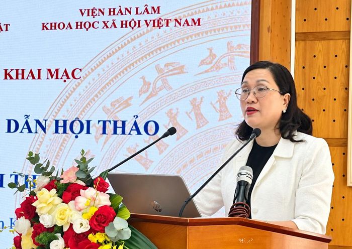 TS Đinh Thị Mai (Phó Chủ tịch Viện Hàn lâm Khoa học xã hội Việt Nam) phát biểu tại hội thảo