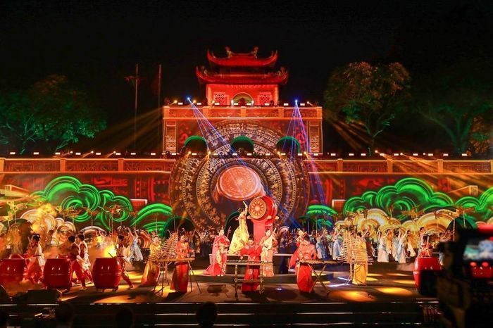 Những tiết mục nghệ thuật của các nghệ sĩ Việt Nam đưa khán giả trở về với những giá trị văn hóa được trao truyền qua các thế hệ tại khai mạc Lễ hội Văn hóa Thế giới tại Hà Nội lần thứ hai năm 2026. Ảnh: Khánh Hoà - TTXVN