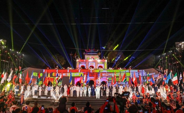 Sân khấu khai mạc Lễ hội Văn hóa Thế giới tại Hà Nội lần thứ hai năm 2026 mở ra không gian nghệ thuật kết nối văn hóa Việt Nam với bạn bè quốc tế. Ảnh: Khánh Hoà - TTXVN