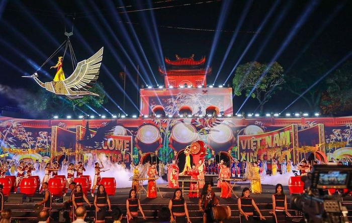 Những tiết mục nghệ thuật của các nghệ sĩ Việt Nam đưa khán giả trở về với những giá trị văn hóa được trao truyền qua các thế hệ tại khai mạc Lễ hội Văn hóa Thế giới tại Hà Nội lần thứ hai năm 2026. Ảnh: Khánh Hoà - TTXVN