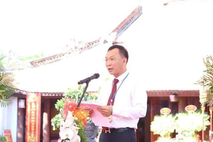 Phó Bí thư Đảng ủy, Chủ tịch UBND xã Kiến Hưng Phạm Văn Định đọc diễn văn tưởng niệm 485 năm Ngày mất của Thái tổ Mạc Đăng Dung. Ảnh: Mạnh Minh - TTXVN