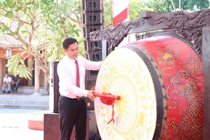 Bí thư Đảng uỷ, Chủ tịch Hội đồng nhân dân xã Kiến Hưng Lê Hữu Toản thực hiện nghi thức đánh trống khai lễ. Ảnh: Mạnh Minh - TTXVN