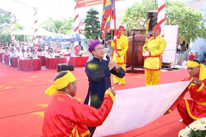 Nghi thức trình tấu chúc văn tưởng niệm thân thế, sự nghiệp Thái tổ Mạc Đăng Dung. Ảnh: Mạnh Minh - TTXVN