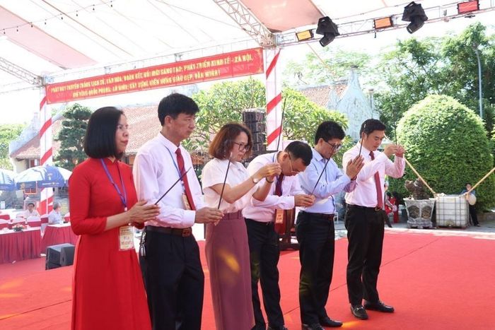 Đại biểu lãnh đạo các sở, ban, ngành thành phố Hải Phòng và chính quyền địa phương dâng hương. Ảnh: Mạnh Minh - TTXVN