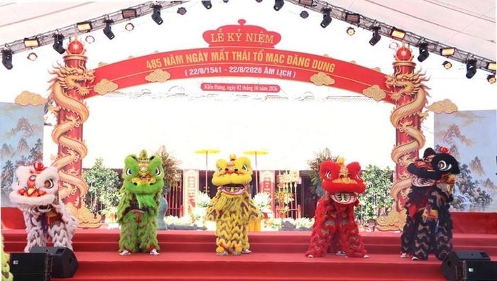 Múa lân tại Lễ kỷ niệm 485 năm Ngày mất của Thái tổ Mạc Đăng Dung. Ảnh: Mạnh Minh - TTXVN