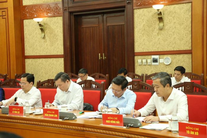 Các đại biểu tham dự cuộc làm việc.
