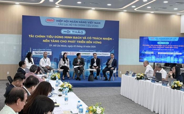 Đại diện các công ty, chuyên gia trao đổi tại hội thảo "Tài chính tiêu dùng minh bạch và có trách nhiệm - Nền tảng cho phát triển bền vững" - Ảnh: chinhphu.vn