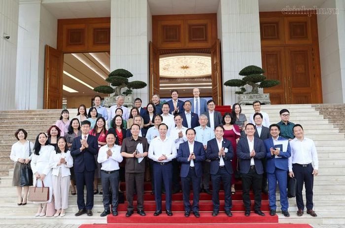 Phó Thủ tướng chụp ảnh lưu niệm cùng các đại biểu - Ảnh: chinhphu.vn/Thu Sa