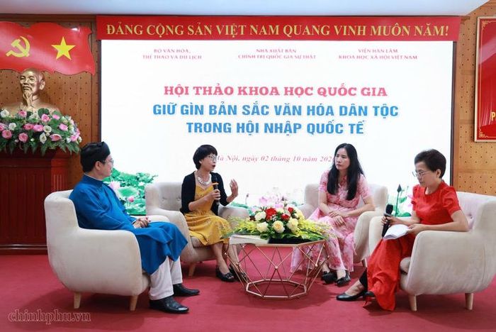Các diễn giả trao đổi tại Hội thảo.