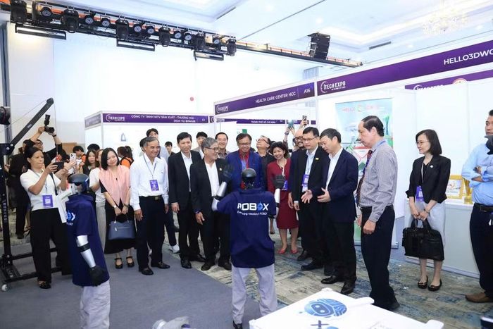 Các đại biểu tham quan, trải nghiệm các sản phẩm, giải pháp công nghệ của iTECH EXPO 2026. (Ảnh: MST)