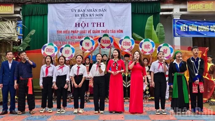 Truyền thông về phòng chống tảo hôn và hôn nhân cận huyết thống ở các xã vùng núi cao tỉnh Nghệ An.