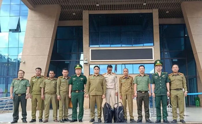 Lực lượng chức năng tổ chức trao trả, trục xuất 9 người quốc tịch Lào nhập cảnh trái phép vào Việt Nam. (Ảnh: Bộ đội Biên phòng tỉnh Quảng Trị)