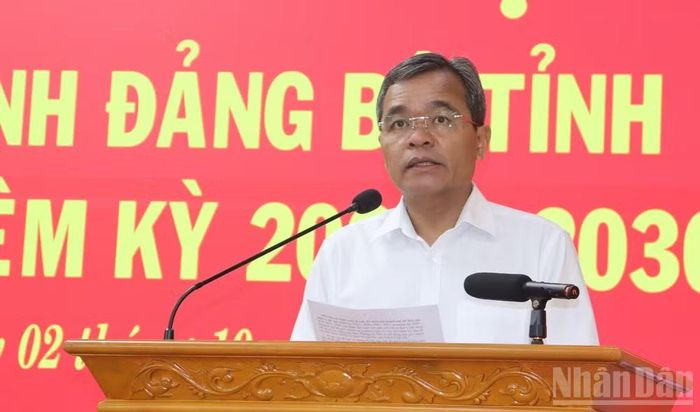 Đồng chí Hồ Văn Niên, Ủy viên Trung ương Đảng, Bí thư Tỉnh ủy Quảng Ngãi phát biểu khai mạc hội nghị.
