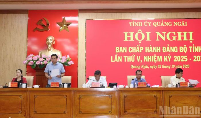 Các đồng chí Thường trực Tỉnh ủy Quảng Ngãi điều hành hội nghị.