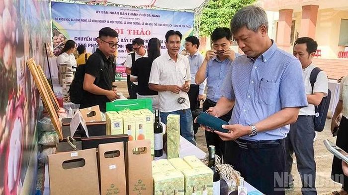 Phó Chủ tịch Ủy ban nhân dân thành phố Đà Nẵng Hồ Quang Bửu tham quan Khu trưng bày sản phẩm OCOP, sản phẩm kinh tế vườn. (Ảnh: QV)
