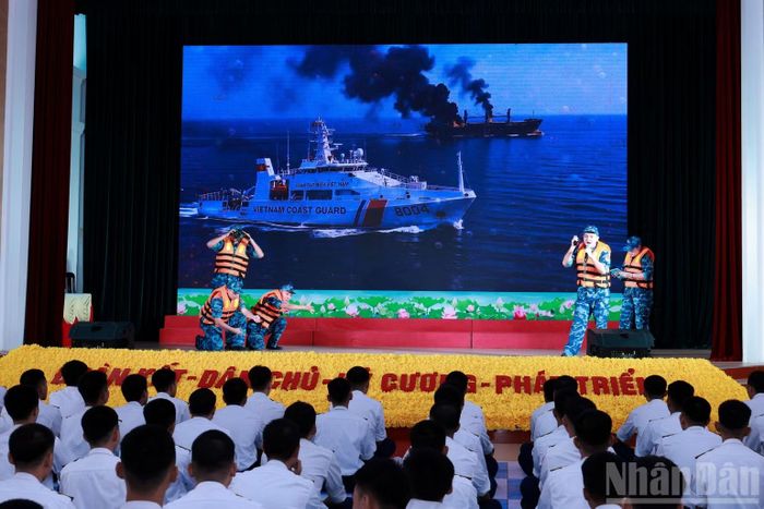 Tiểu phẩm “Tín hiệu giữa trùng khơi” truyền tải thông điệp về ý nghĩa của việc học tiếng Anh.