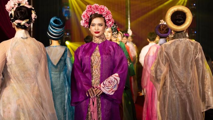 Theo Võ Việt Chung, thời trang có thể trở thành một phương tiện giúp công chúng hình dung về từng giai đoạn lịch sử và đời sống. (Ảnh: Ban tổ chức cung cấp)