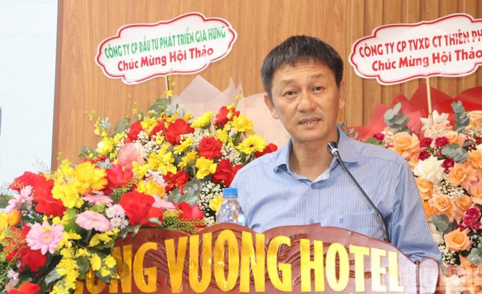 Phó Giám đốc Ban Quản lý dự án đầu tư xây dựng các công trình giao thông tỉnh Quảng Ngãi Nguyễn Phỉ Phương phát biểu tại hội thảo. (Ảnh: HIỂN CỪ)