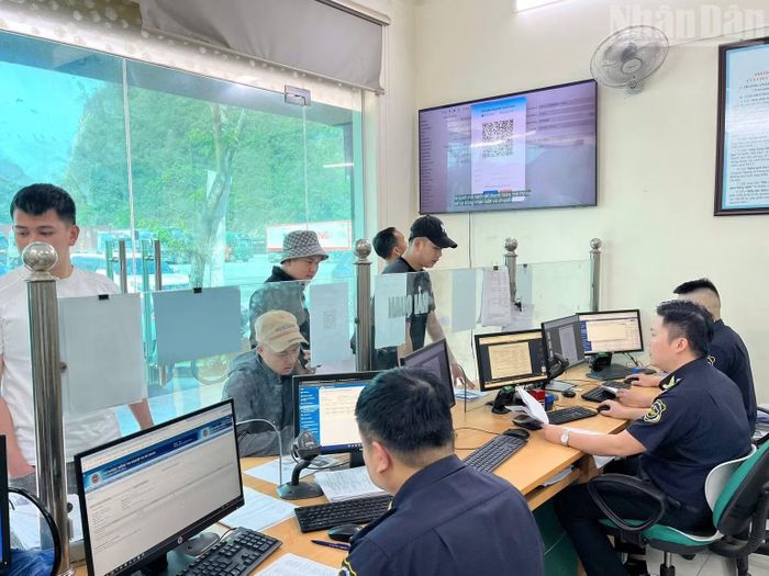 Cán bộ Hải quan Tân Thanh giải quyết thủ tục cho doanh nghiệp. (Ảnh: QUỐC ĐẠT)