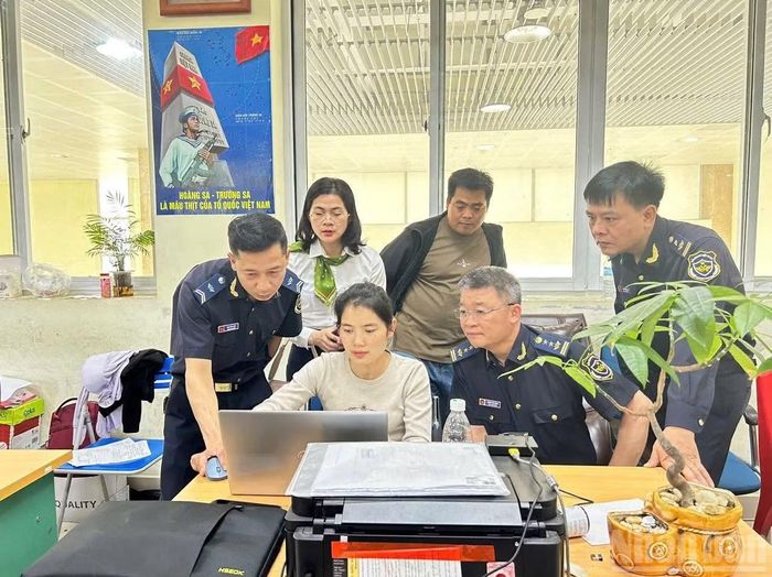 Triển khai ứng dụng kết nối thanh toán với hệ thống ngân hàng tại Hải quan cửa khẩu Chi Ma. (Ảnh: QUỐC ĐẠT)