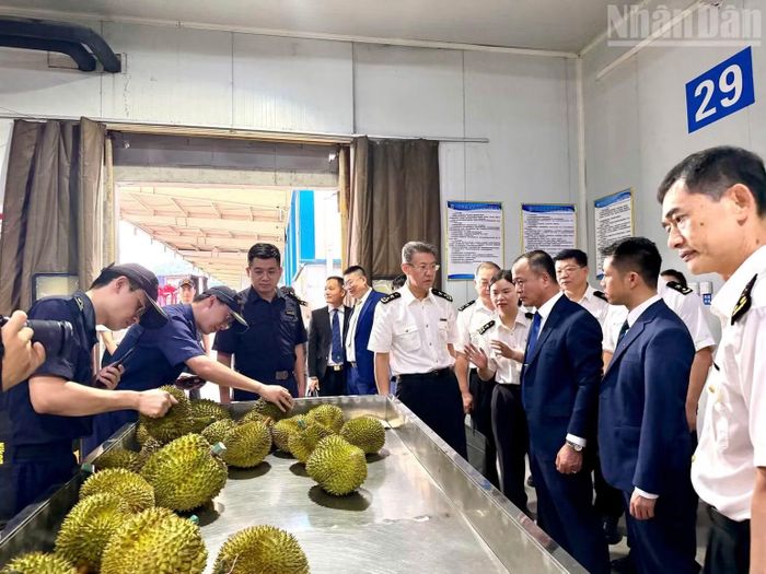 Đoàn công tác của Chi cục Hải quan Khu vực VI làm việc với Hải quan Trung Quốc tại nước bạn. (Ảnh: HẢI QUAN KHU VỰC VI)
