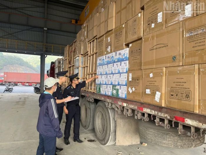 Cán bộ Hải quan kiểm tra hàng tại khu vực cửa khẩu Tân Thanh. (Ảnh: QUỐC ĐẠT)
