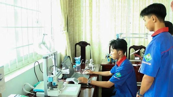 Sinh viên ở Vĩnh Long đam mê sáng tạo. (Ảnh: BÁ DŨNG)