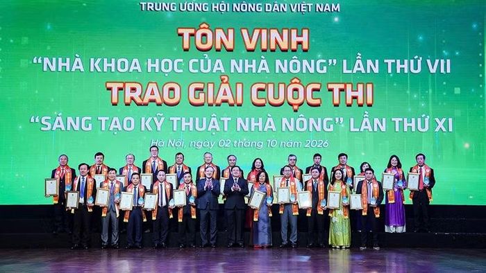 Phó Thủ tướng Hồ Quốc Dũng và Chủ tịch Hội Nông dân Việt Nam Lương Quốc Đoàn (lần lượt thứ 6 và 7 từ phải sang, hàng đầu) trao danh hiệu "Nhà khoa học của nhà nông" lần thứ VII tặng các cá nhân tiêu biểu. (Ảnh: Trung ương Hội Nông dân Việt Nam cung cấp)