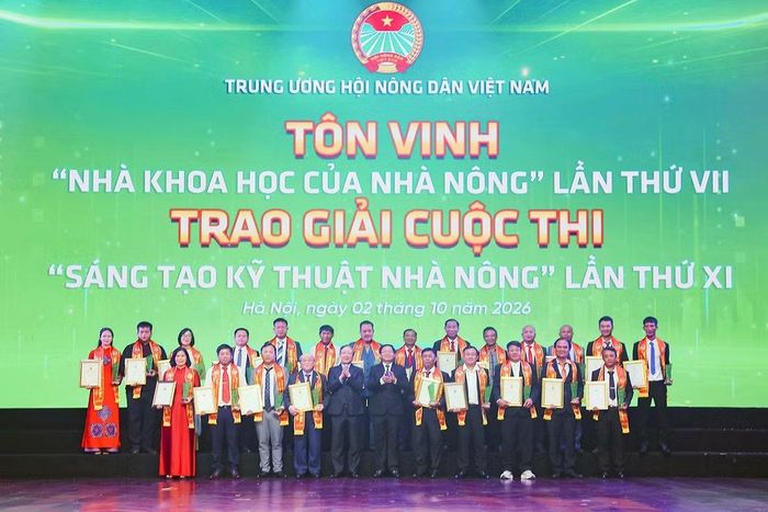Phó Thủ tướng Hồ Quốc Dũng và Chủ tịch Hội Nông dân Việt Nam Lương Quốc Đoàn (lần lượt thứ 6 và 7 từ phải sang, hàng đầu) trao giải "Sáng tạo kỹ thuật nhà nông" lần thứ XI tặng các cá nhân tiêu biểu. (Ảnh: Trung ương Hội Nông dân Việt Nam cung cấp)