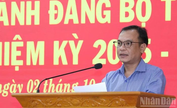 Đồng chí U Huấn, Ủy viên dự khuyết Trung ương Đảng, Phó Bí thư Thường trực Tỉnh ủy, Chủ tịch Ủy ban Mặt trận Tổ quốc Việt Nam tỉnh Quảng Ngãi trình bày dự thảo báo cáo tình hình thực hiện nhiệm vụ 9 tháng đầu năm 2026; nhiệm vụ trọng tâm 3 tháng cuối năm 2026. (Ảnh: HIỂN CỪ)
