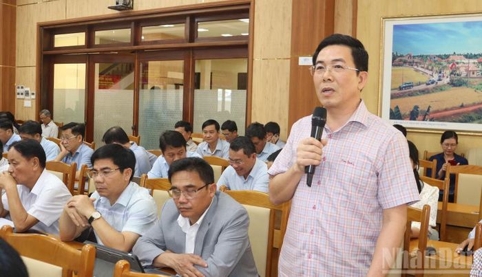 Bí thư Đảng ủy xã Tư Nghĩa Nguyễn Đăng Vinh chia sẻ kinh nghiệm thu hút đầu tư vào địa bàn xã. (Ảnh: HIỂN CỪ)