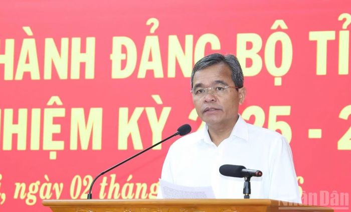 Đồng chí Hồ Văn Niên, Ủy viên Trung ương Đảng, Bí thư Tỉnh ủy Quảng Ngãi phát biểu tại hội nghị. (Ảnh: HIỂN CỪ)