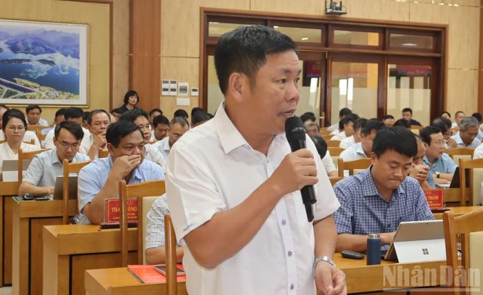 Giám đốc Sở Tài chính tỉnh Quảng Ngãi Nguyễn Văn Trọng thảo luận tại hội nghị. (Ảnh: HIỂN CỪ)
