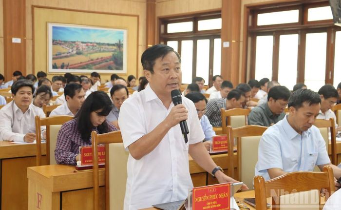 Giám đốc Sở Xây dựng tỉnh Quảng Ngãi Nguyễn Phúc Nhân thảo luận tại hội nghị. (Ảnh: HIỂN CỪ)