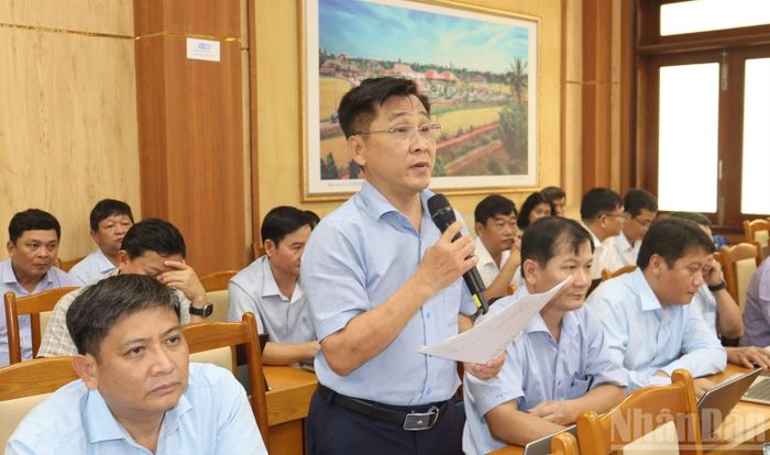 Bí thư Đảng ủy xã Sơn Tây Thượng Trần Hoài Thu chia sẻ kinh nghiệm trong việc xây dựng các mô hình phát triển kinh tế, giúp người dân vươn lên thoát nghèo. (Ảnh: HIỂN CỪ)