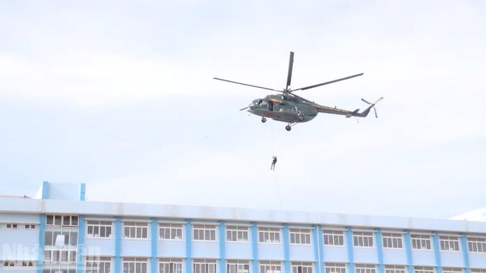 Máy bay trực thăng tham gia diễn tập. (Ảnh: CÔNG LÝ)