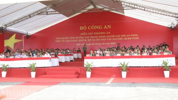 Các đại biểu dự diễn tập. (Ảnh: CÔNG LÝ)