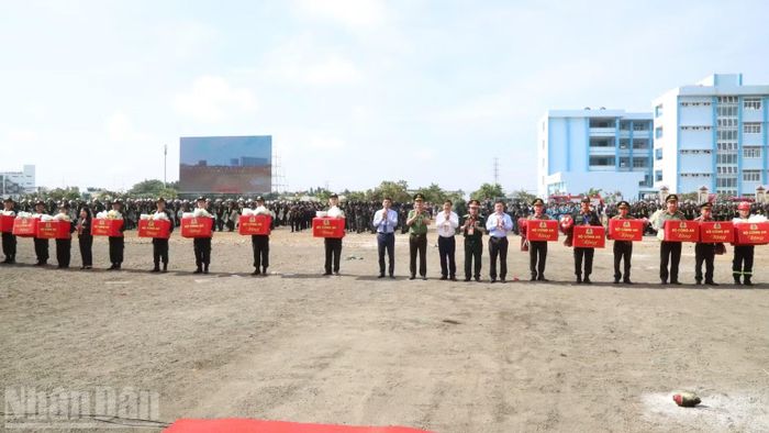 Ban Chỉ đạo diễn tập tặng hoa và quà chúc mừng các đơn vị tham gia diễn tập thành công tốt đẹp. (Ảnh: CÔNG LÝ)