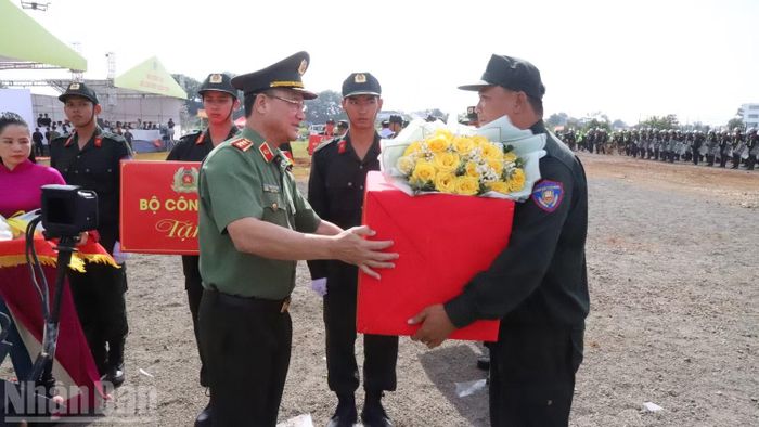 Thượng tướng Phạm Thế Tùng, Thứ trưởng Công an tặng hoa và quà chúc mừng các đơn vị tham gia diễn tập. (Ảnh: CÔNG LÝ)
