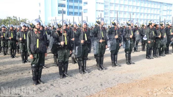 Lực lượng cảnh sát cơ động tham gia diễn tập. (Ảnh: CÔNG LÝ)