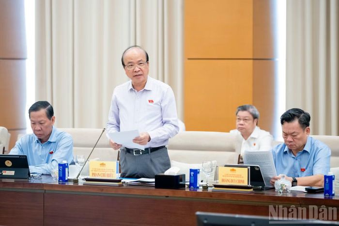 Chủ nhiệm Ủy ban Pháp luật và Tư pháp của Quốc hội Phan Chí Hiếu trình bày báo cáo thẩm tra. (Ảnh: DUY LINH)